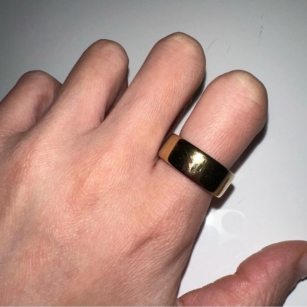 Oura ring 4 gold size 6 w box